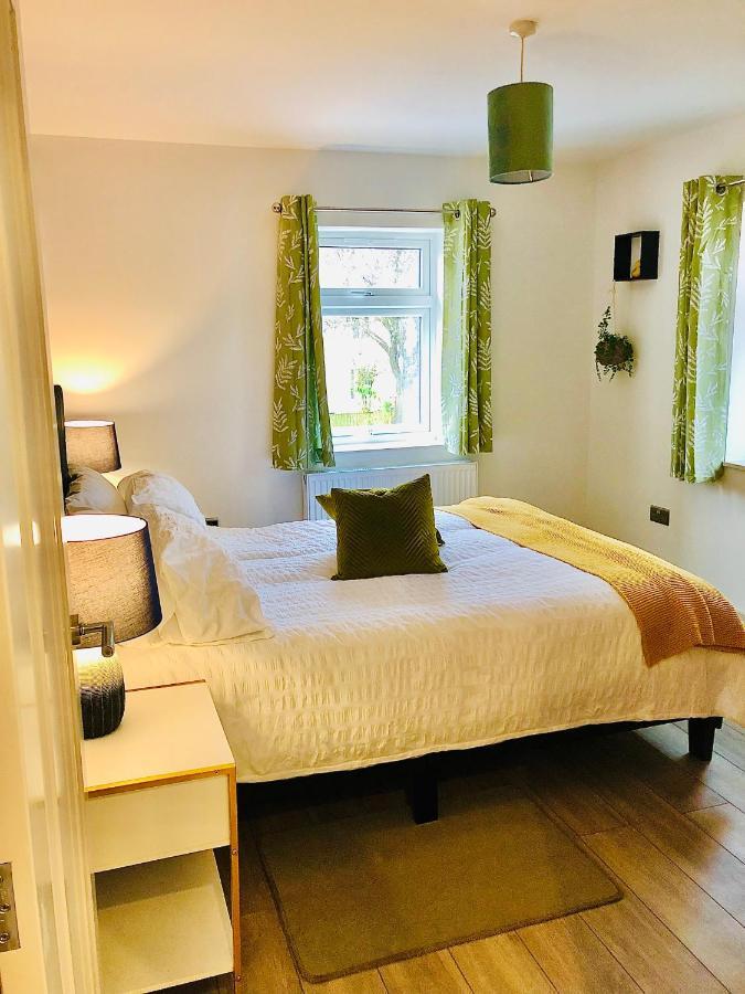 Entire House, 2 Bedrooms - Private With Free Parking In