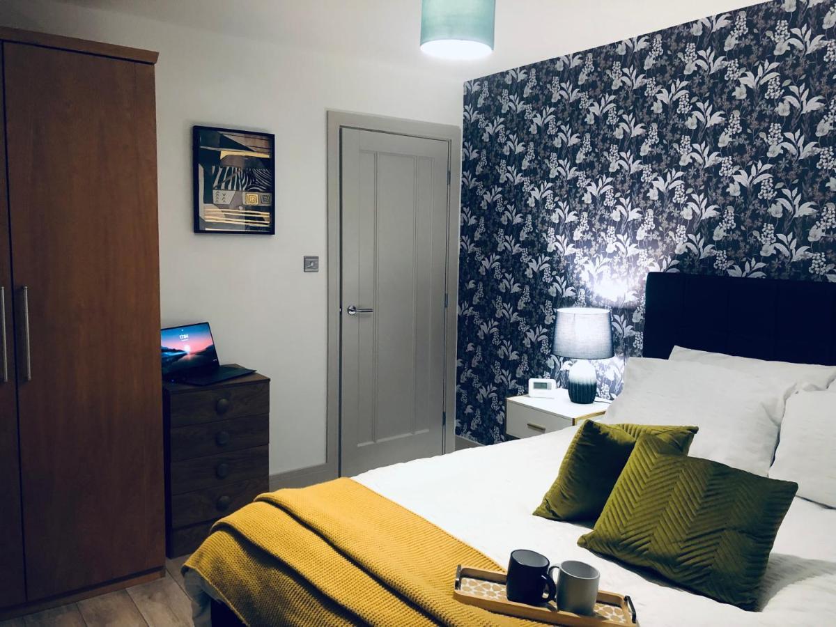 Entire House, 2 Bedrooms - Private With Free Parking In