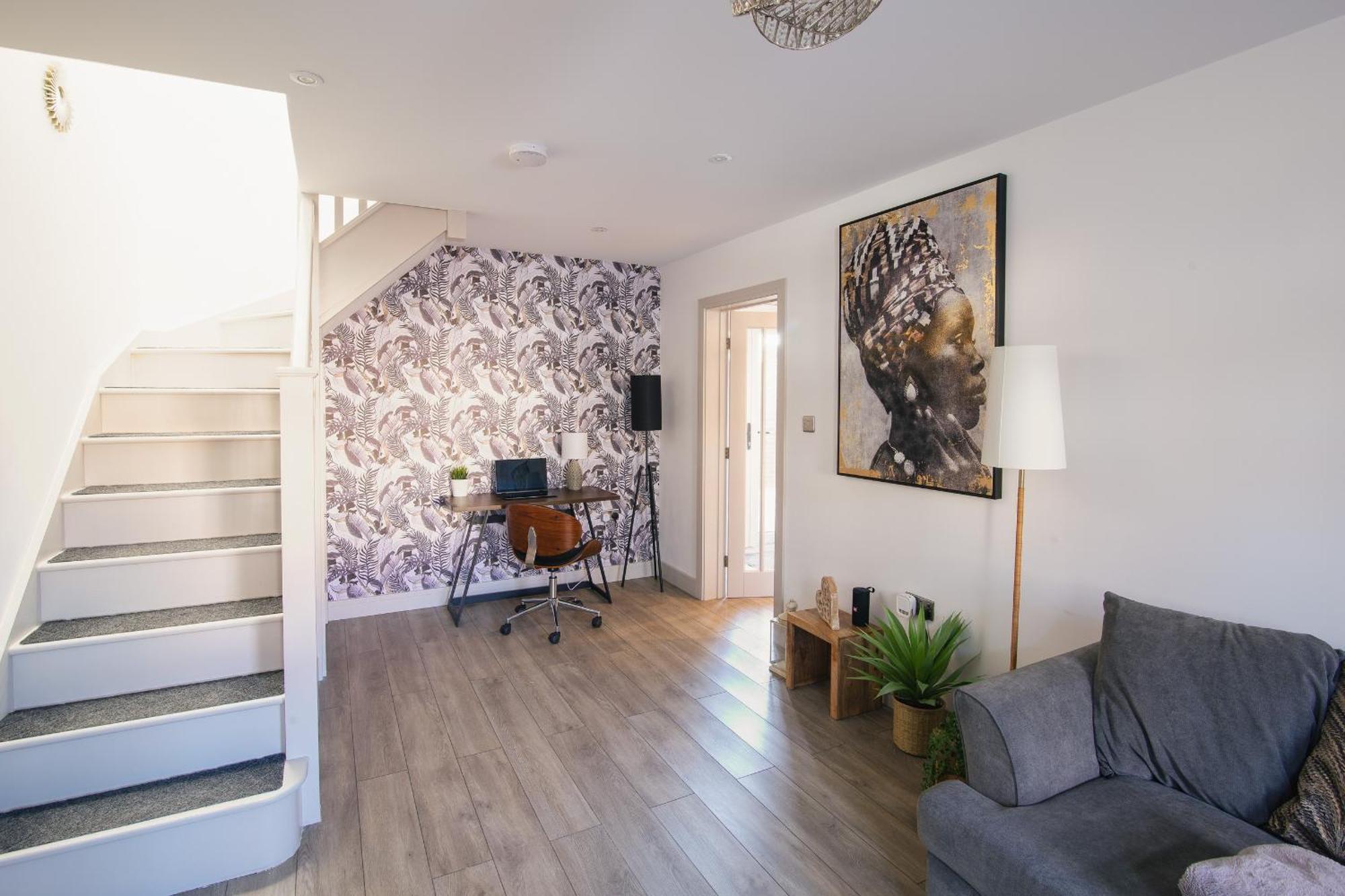 Vakantiehuis Entire House, 2 Bedrooms - Private With Free Parking In *