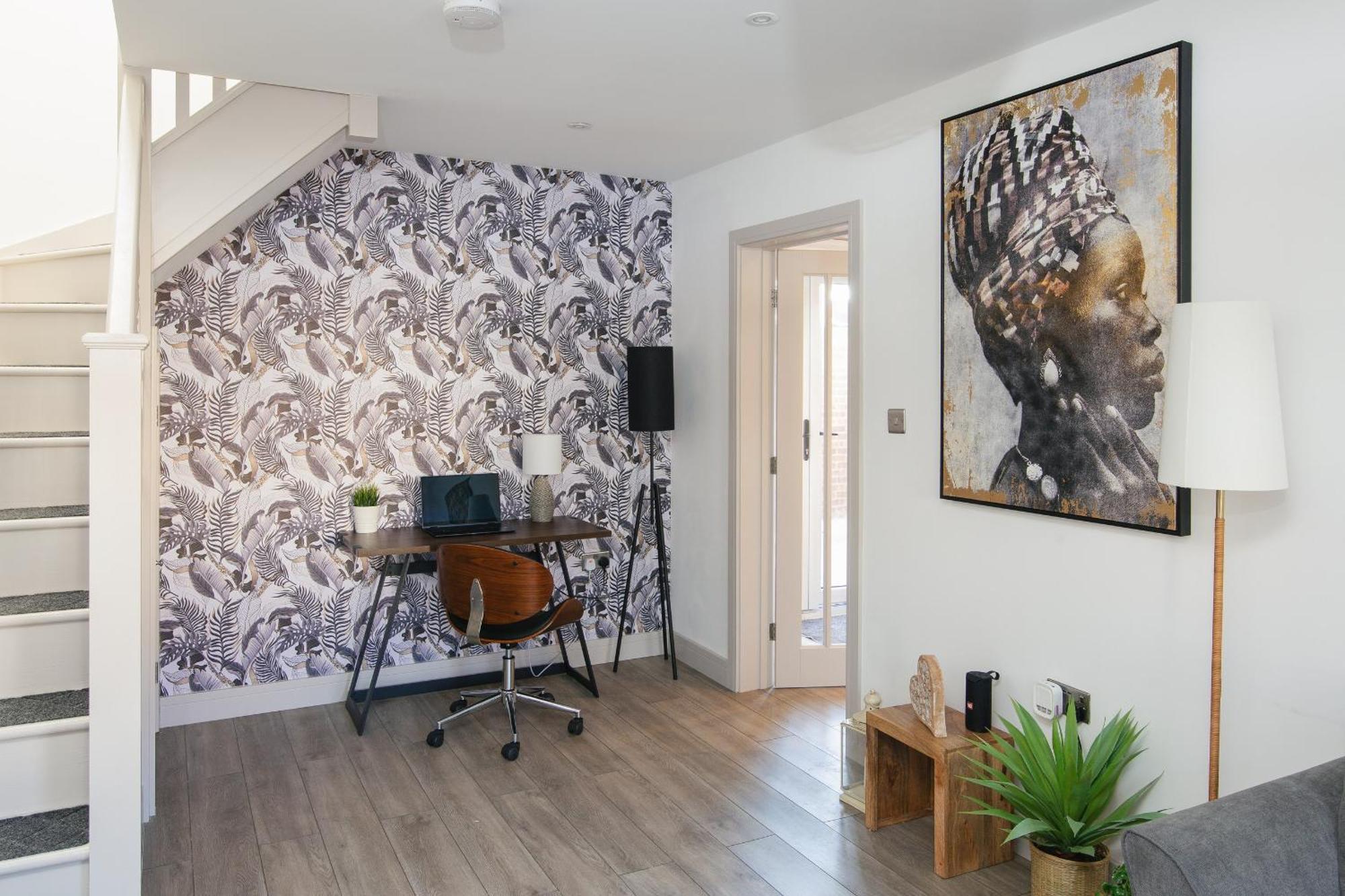 Entire House, 2 Bedrooms - Private With Free Parking In