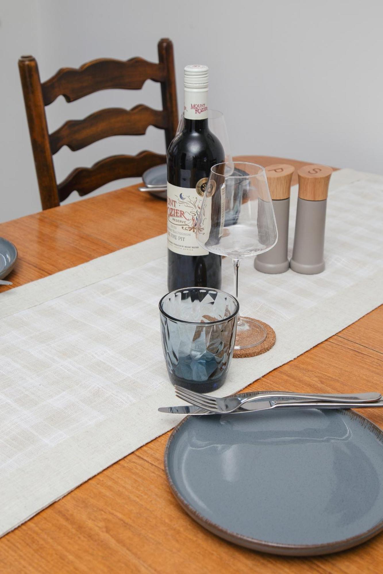 Vakantiehuis Entire House, 2 Bedrooms - Private With Free Parking In