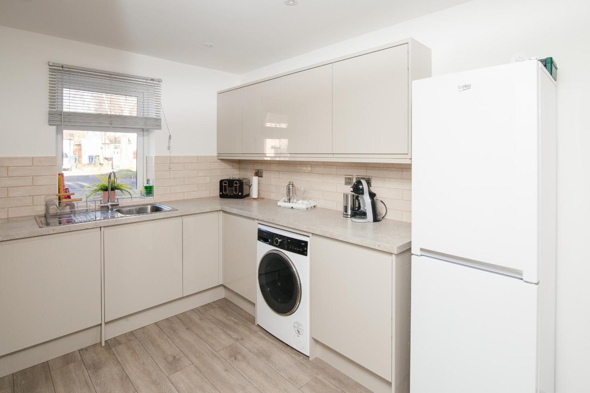 Vakantiehuis Entire House, 2 Bedrooms - Private With Free Parking In