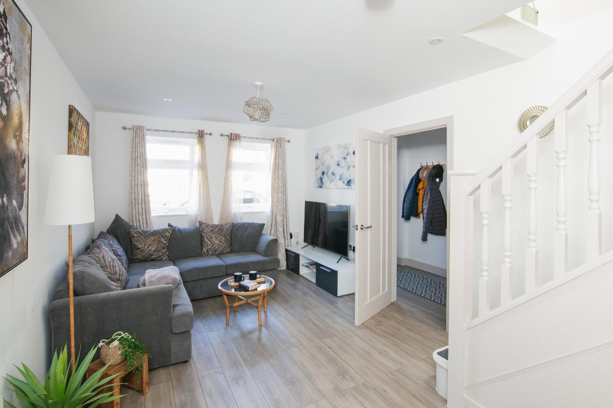 Entire House, 2 Bedrooms - Private With Free Parking In