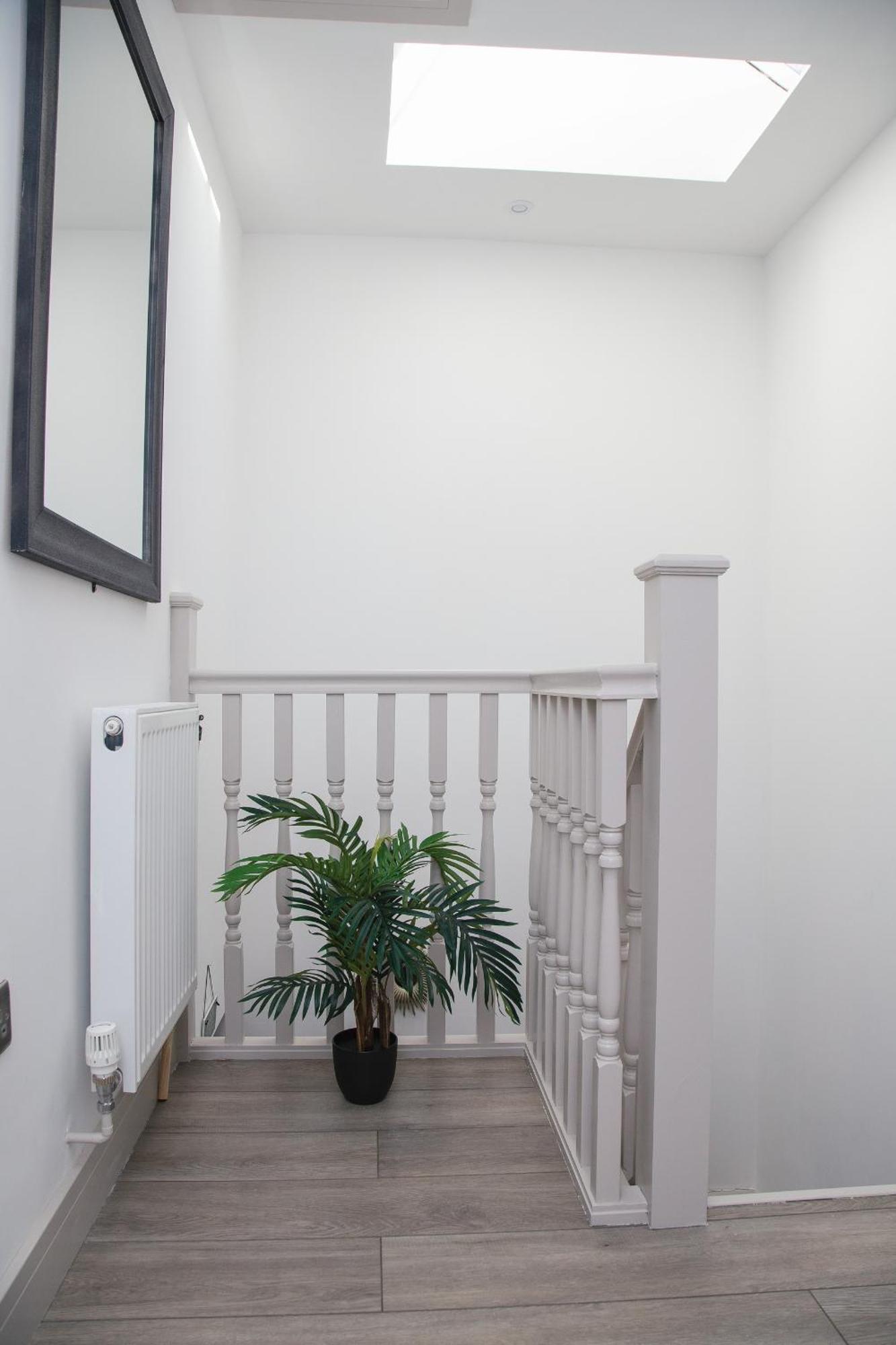 Vakantiehuis Entire House, 2 Bedrooms - Private With Free Parking In