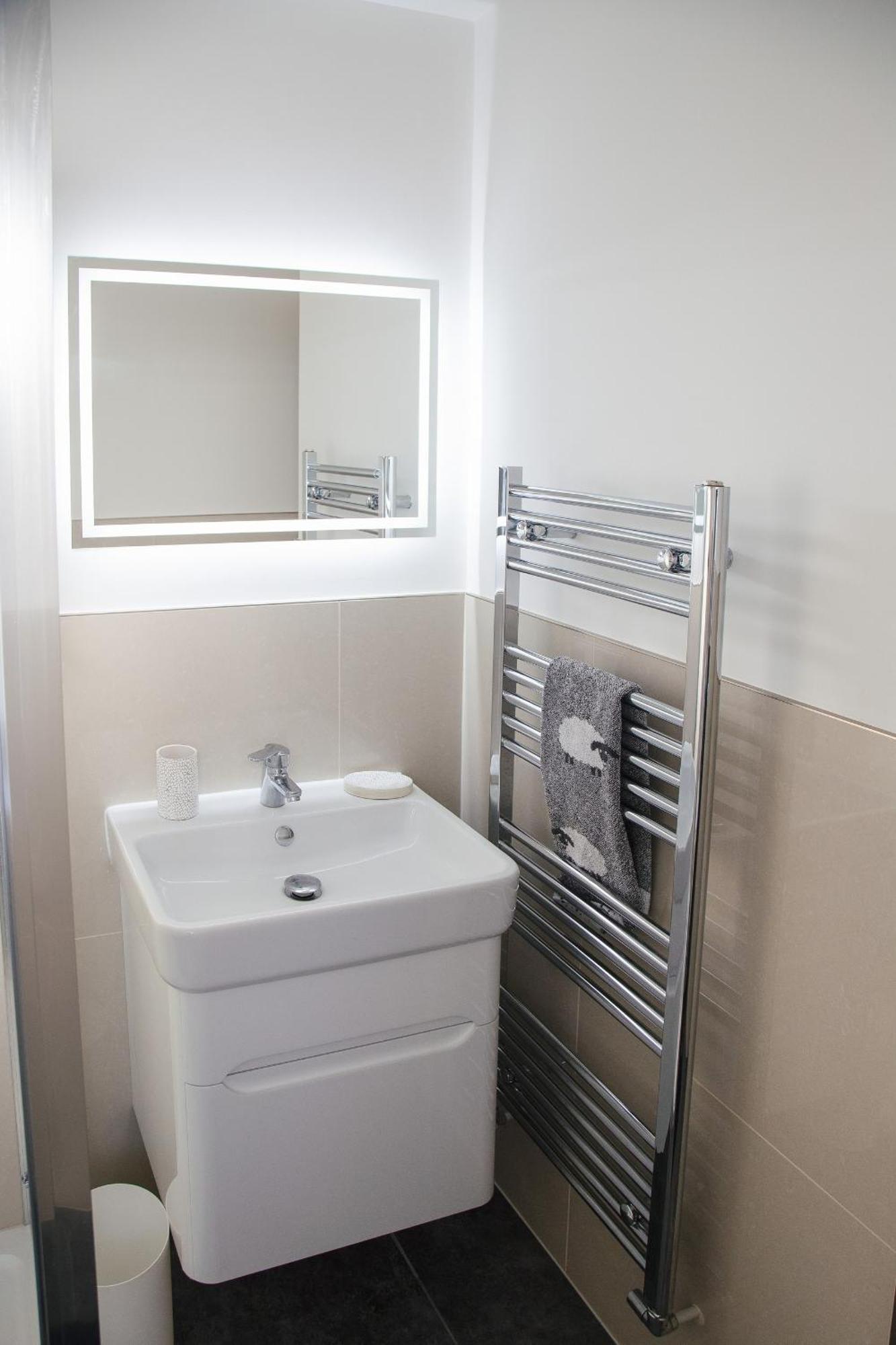 Entire House, 2 Bedrooms - Private With Free Parking In Vakantiehuis *