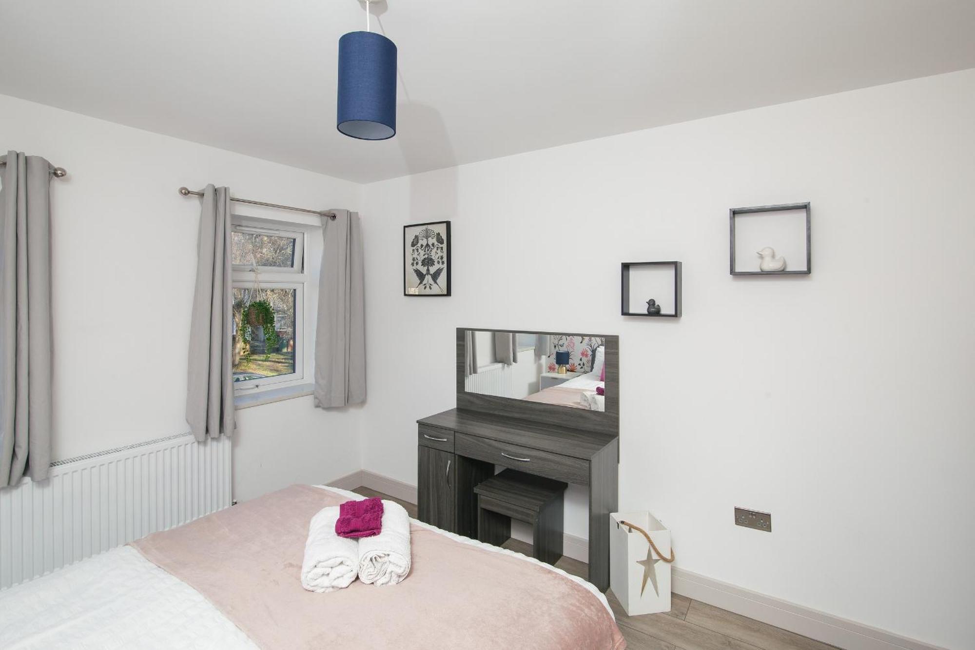Entire House, 2 Bedrooms - Private With Free Parking In * Oxford