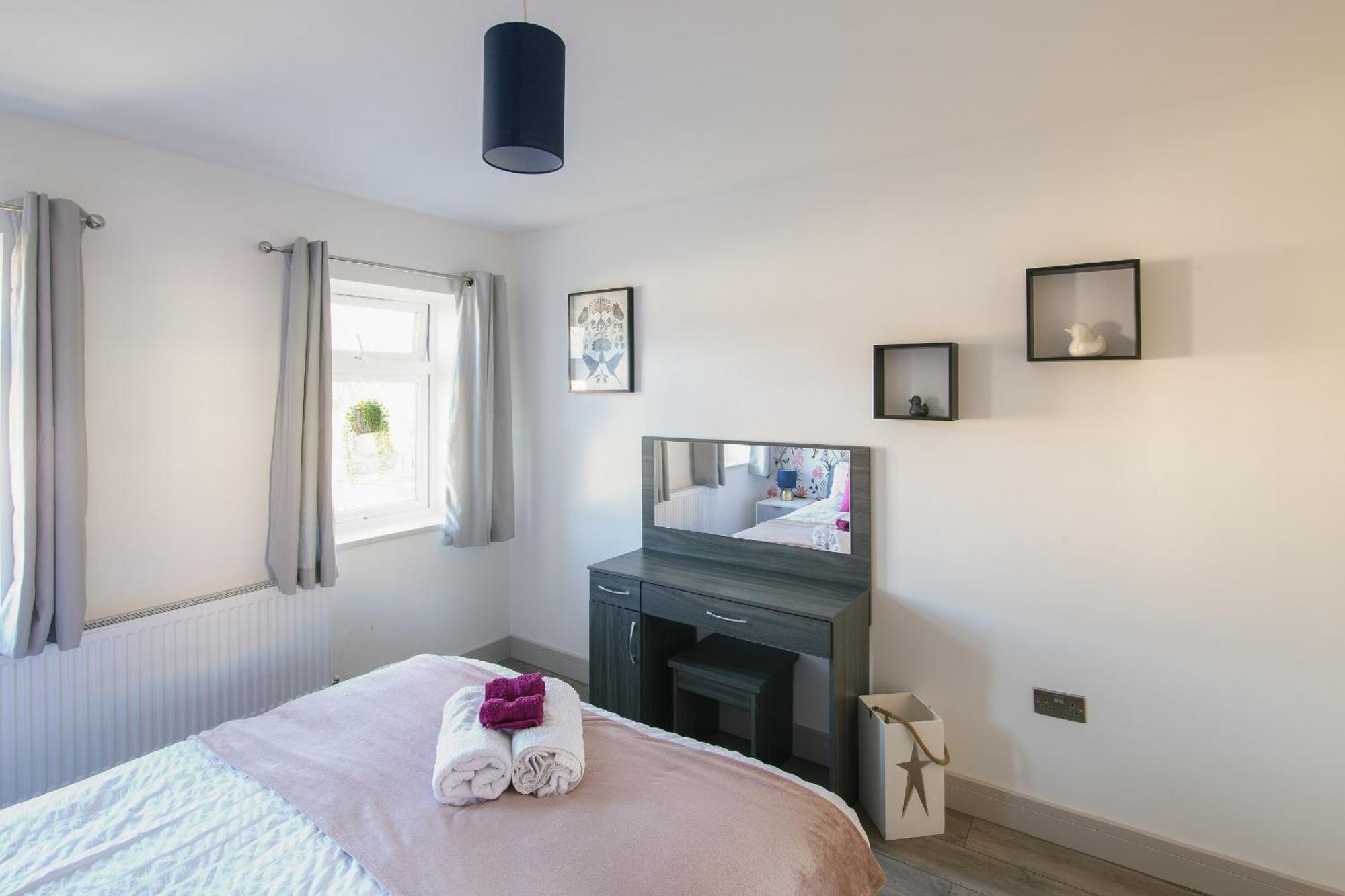 Entire House, 2 Bedrooms - Private With Free Parking In Oxford