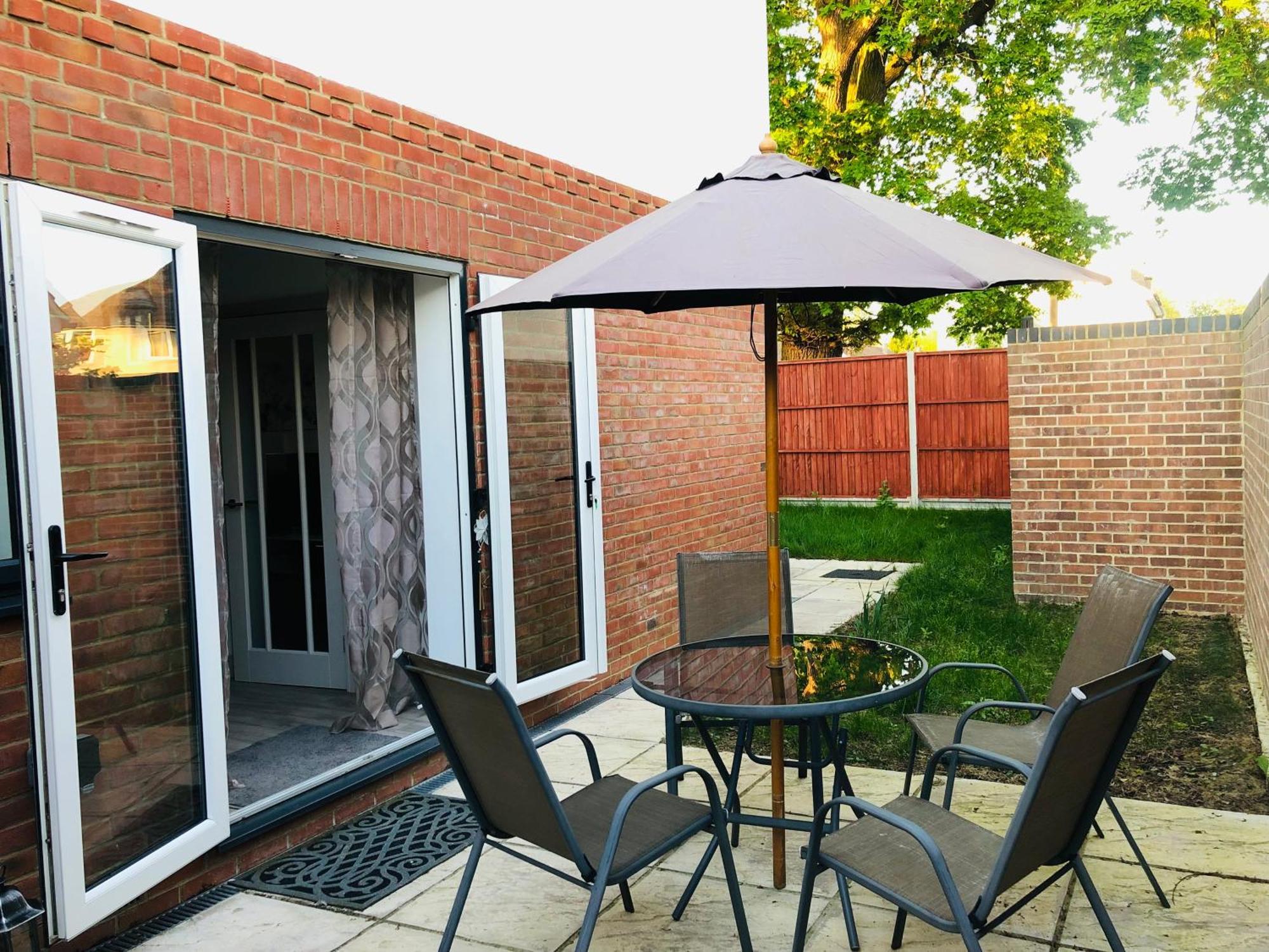 Entire House, 2 Bedrooms - Private With Free Parking In Vakantiehuis *